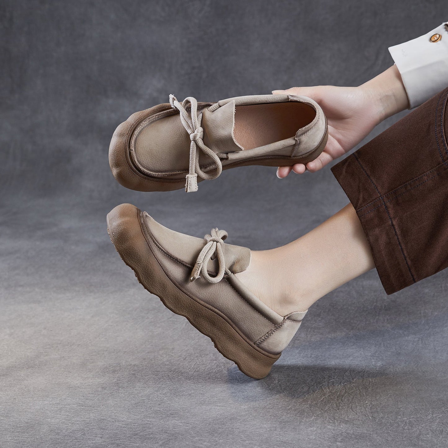 Comfortable Women's Soft Leather Round-Toe Lace-Up Walking Shoes