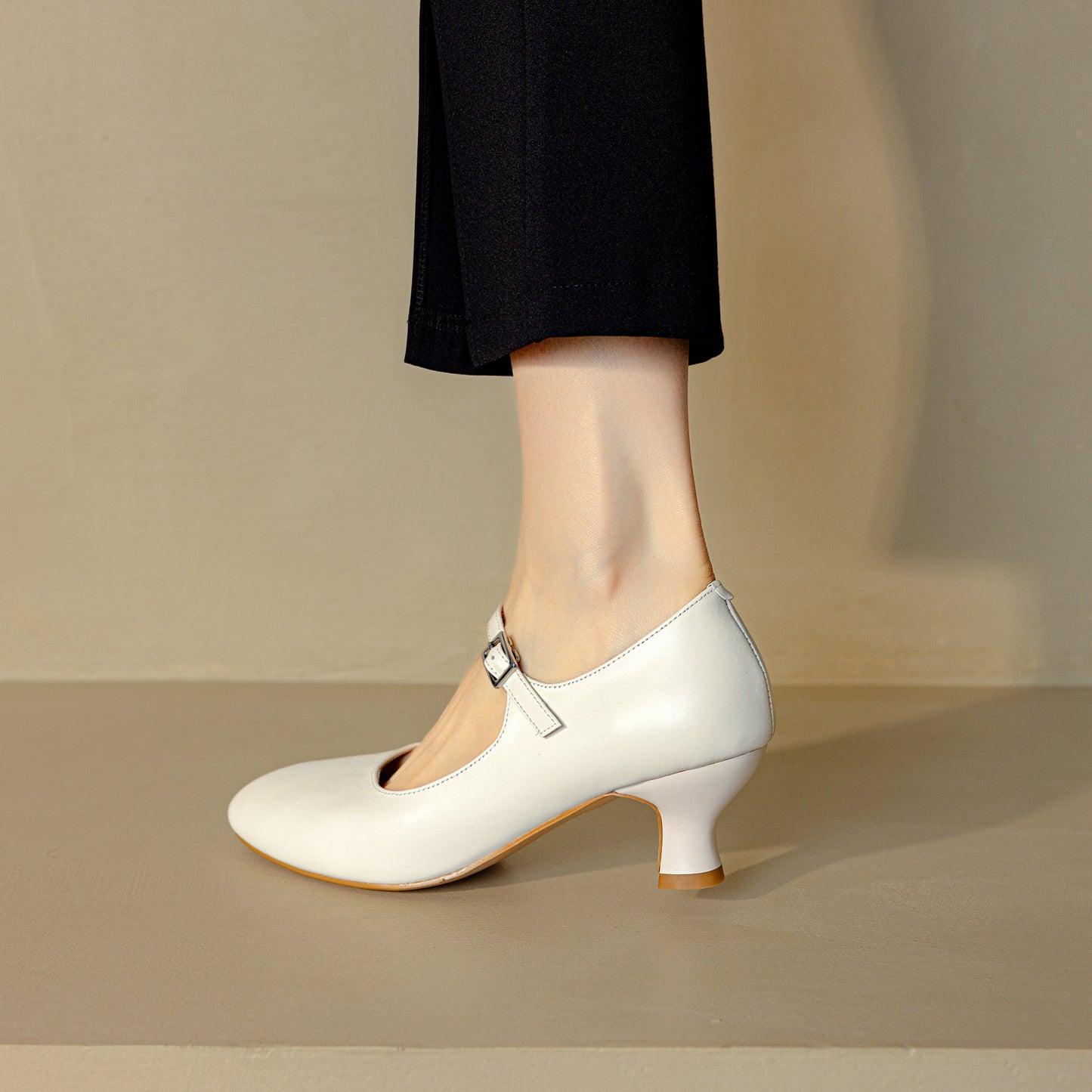 Women's Leather Round Toe Kitten Heel Mary Jane Pumps