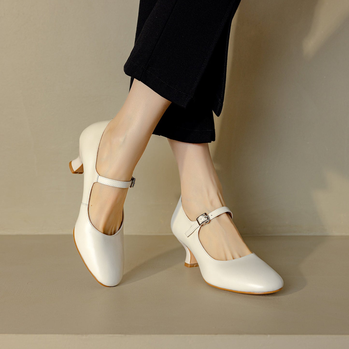 Women's Leather Round Toe Kitten Heel Mary Jane Pumps