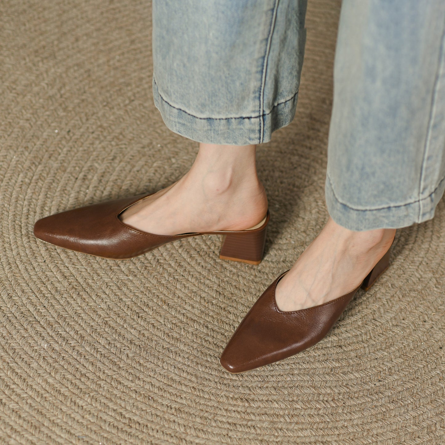 Women's Closed Toe Mid-Heel Block V Mule Shoes