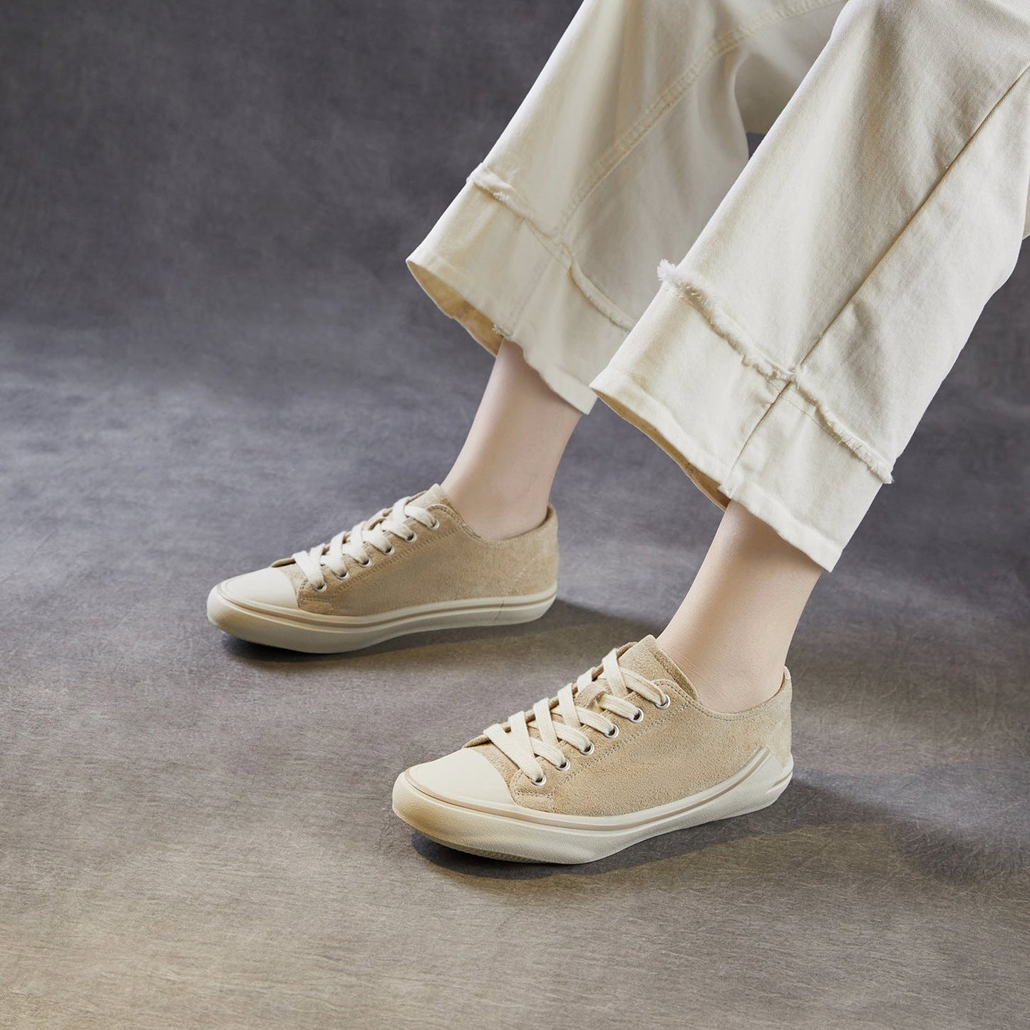 Women‘s Retro Suede Sneakers Vintage Round Toe Low Top Lace-up Flat Walking Shoes