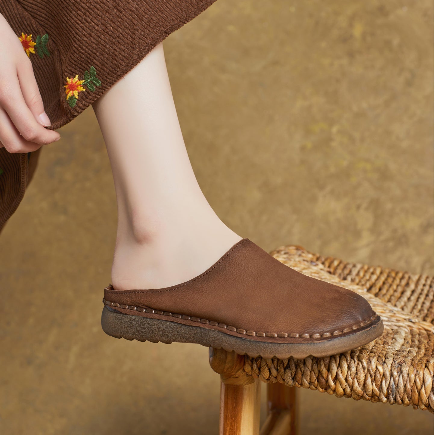 Women's Handmade Leather Minimalist Round Toe Mule Shoes