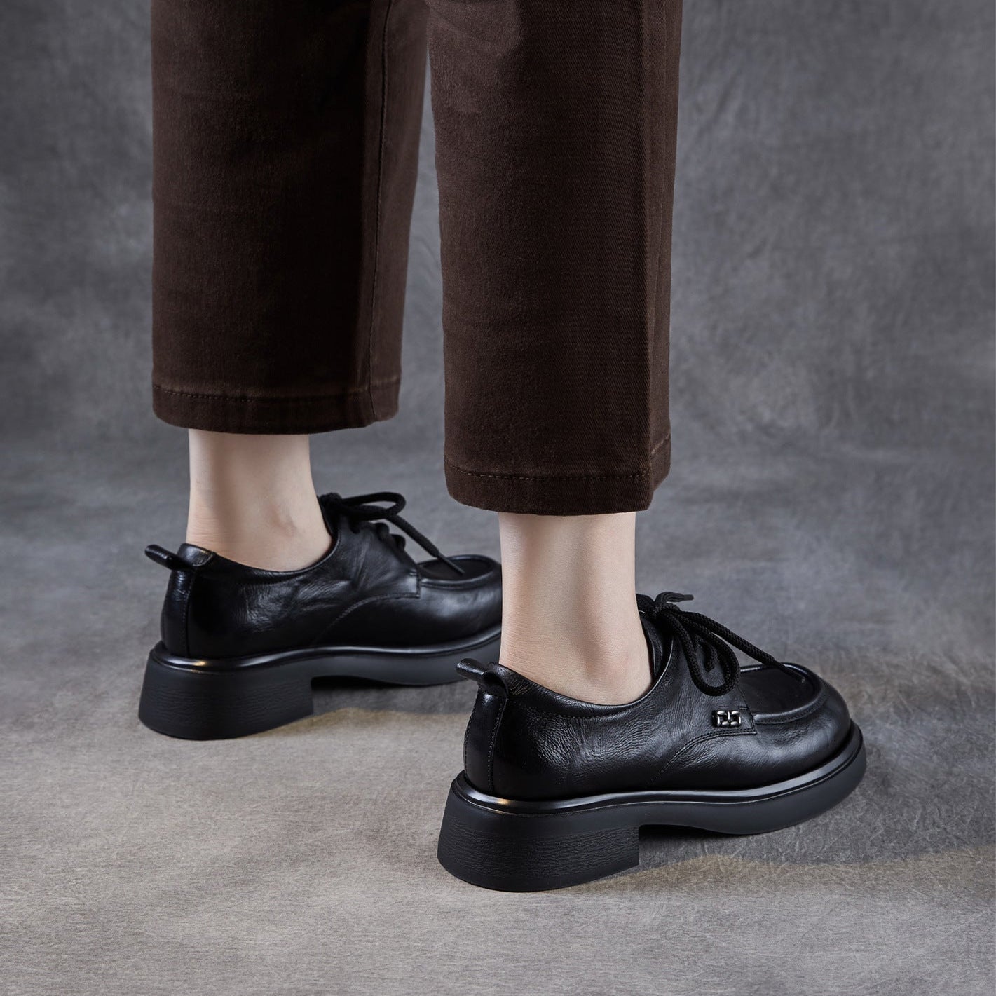 Women’s Leather Round Toe Lace-Up Loafers – Textured Luxury Style