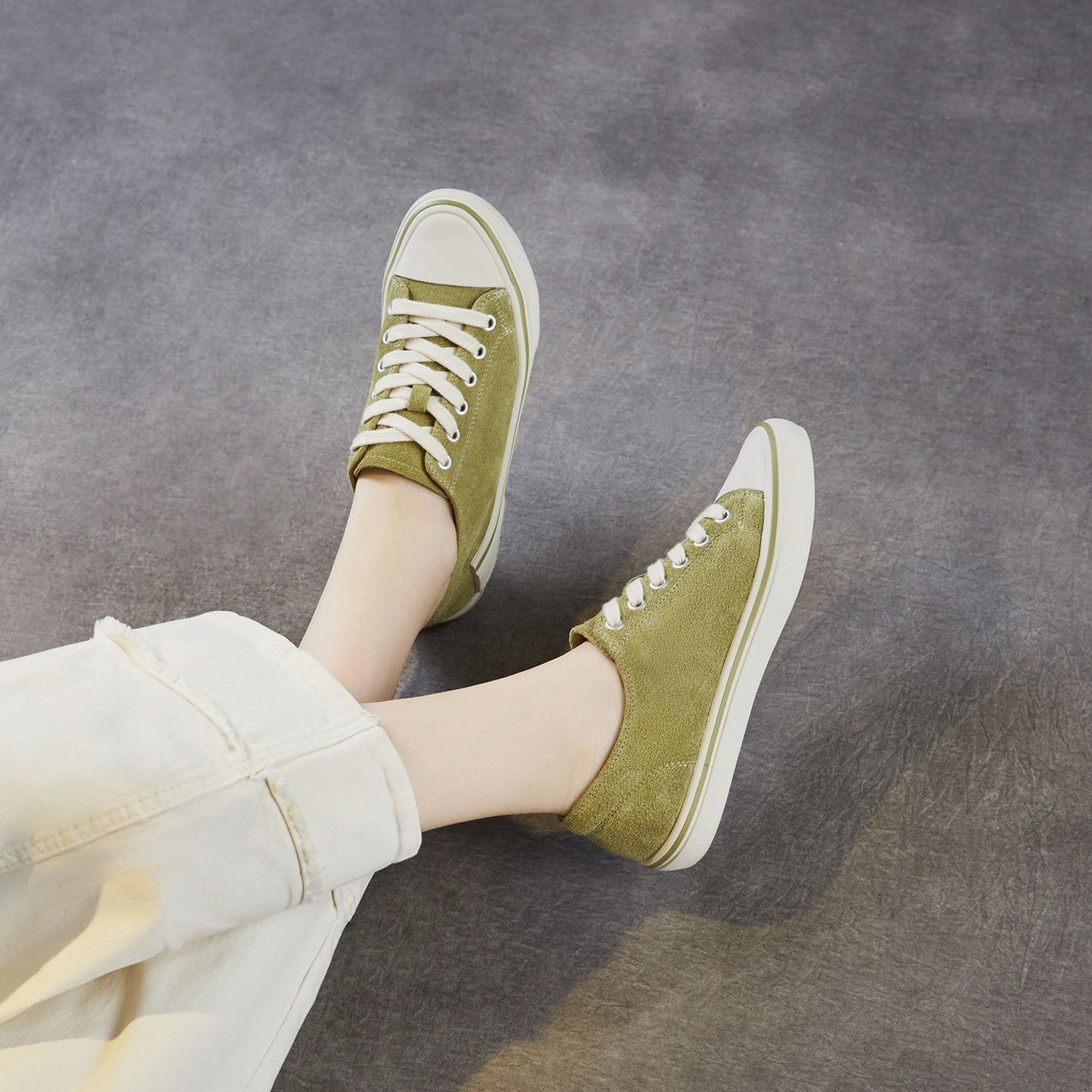 Women‘s Retro Suede Sneakers Vintage Round Toe Low Top Lace-up Flat Walking Shoes