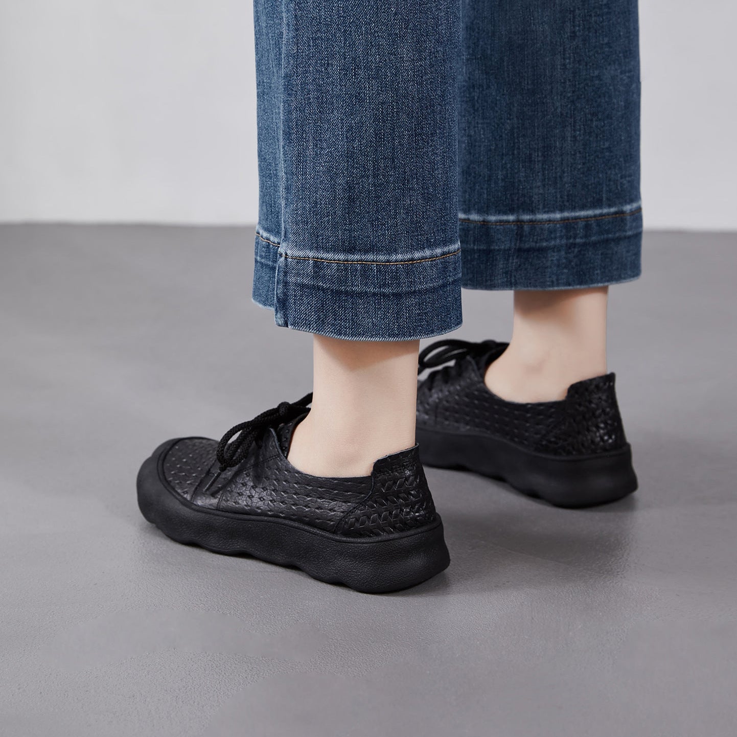 Women’s Retro Embossed Leather Lace-Up Flats – Comfortable Casual Soft Sole Shoes