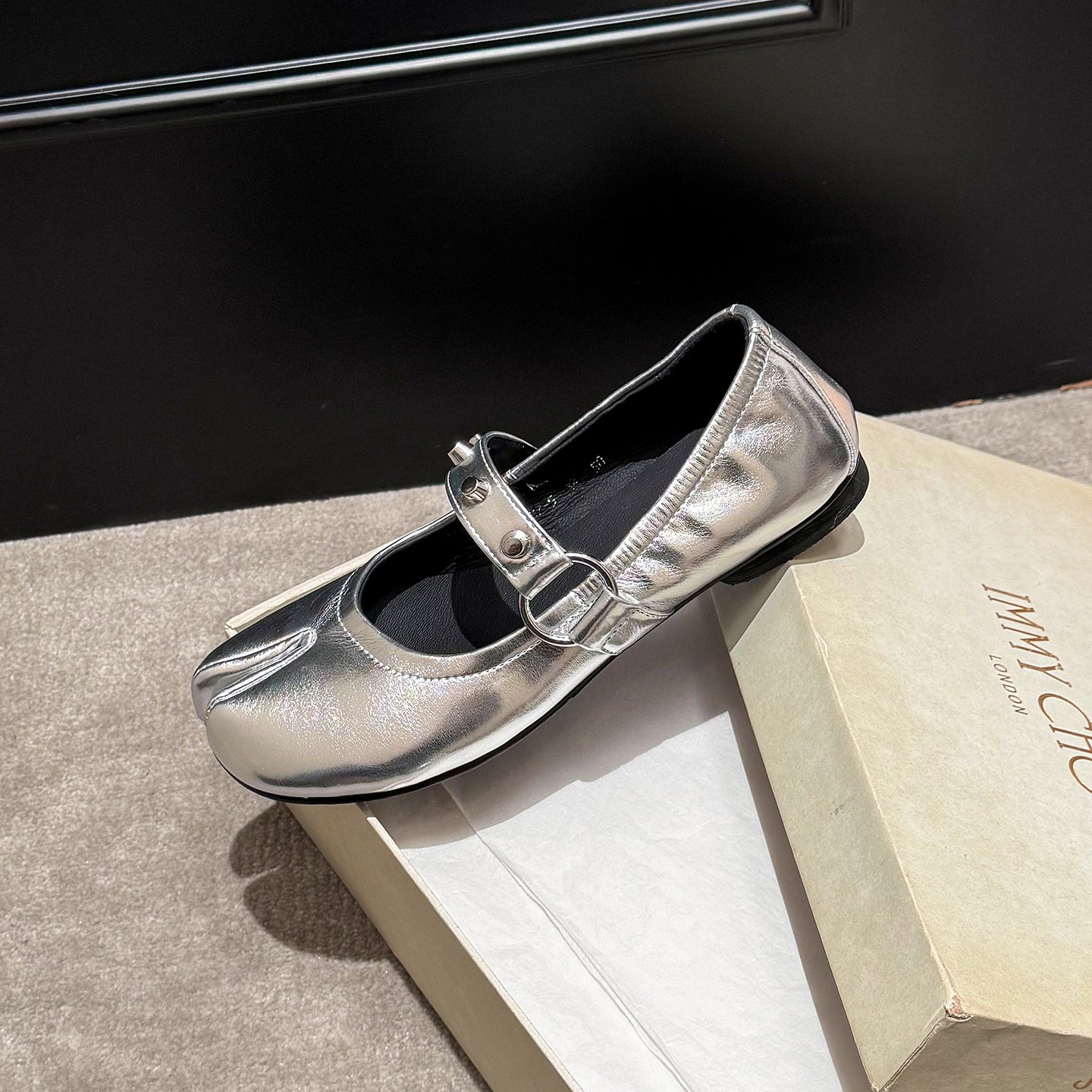 Women‘s Avant-Garde Split Toe Leather Ballet Flats - Luxurious Mary Janes with Studs