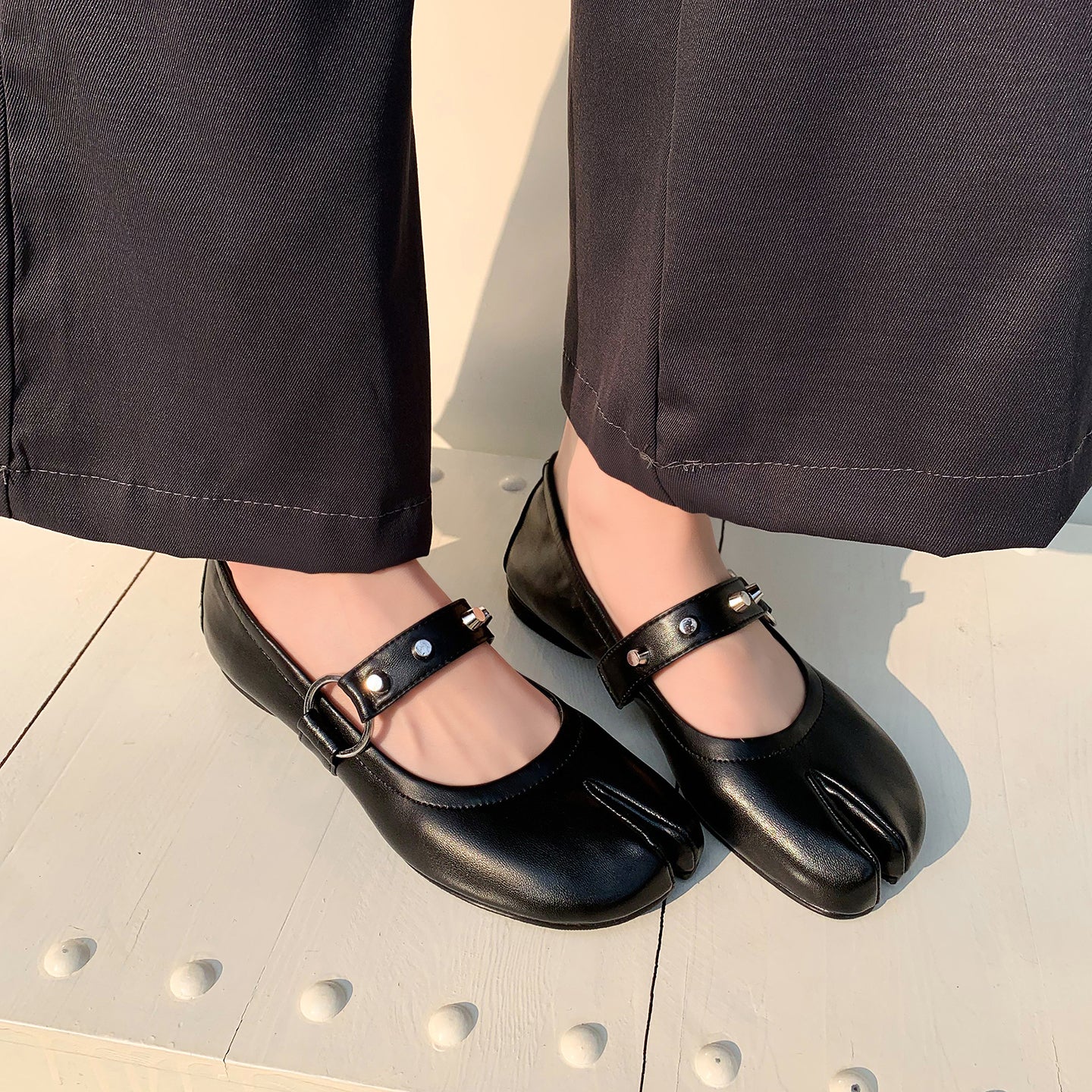Women‘s Avant-Garde Split Toe Leather Ballet Flats - Luxurious Mary Janes with Studs