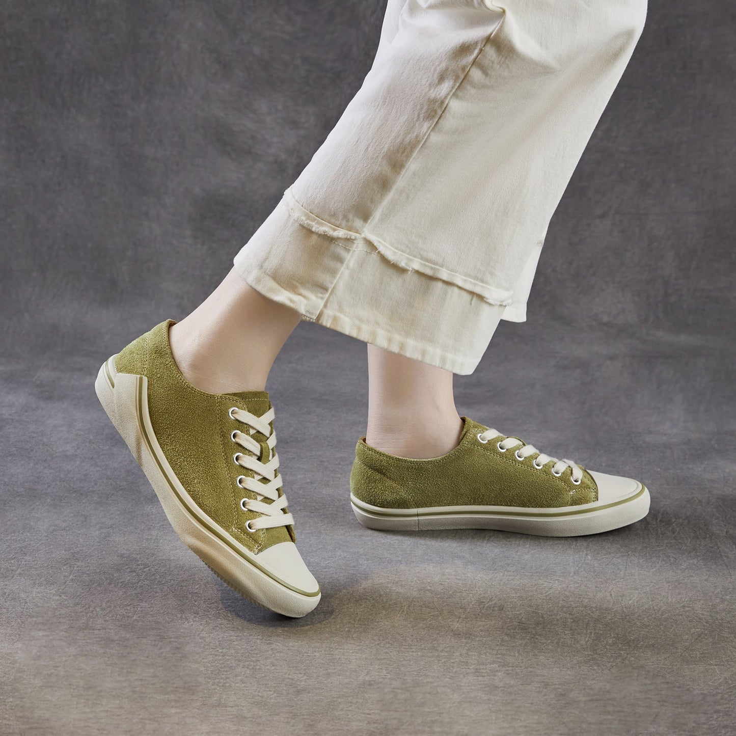 Women‘s Retro Suede Sneakers Vintage Round Toe Low Top Lace-up Flat Walking Shoes