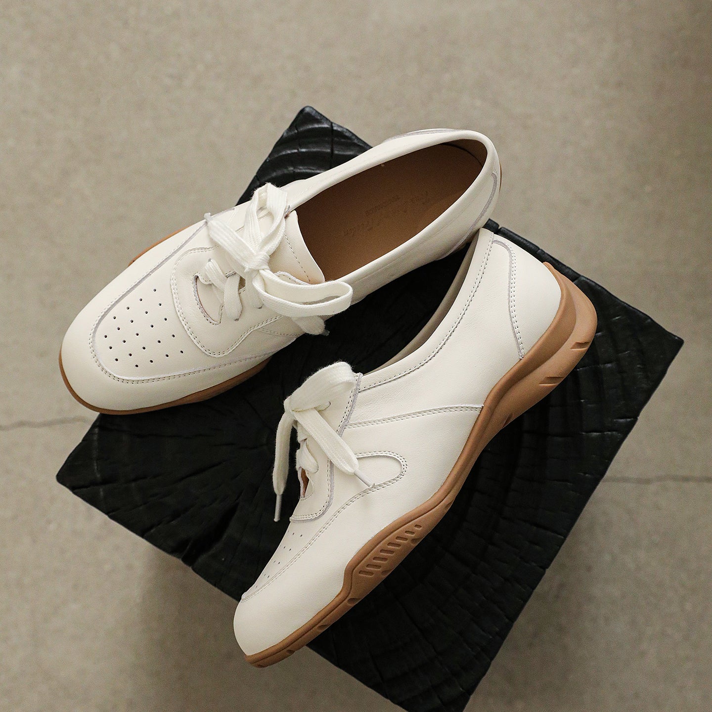 Women's Retro Patchwork Sneakers Vintage Round Toe Perforated Lace-up Flats
