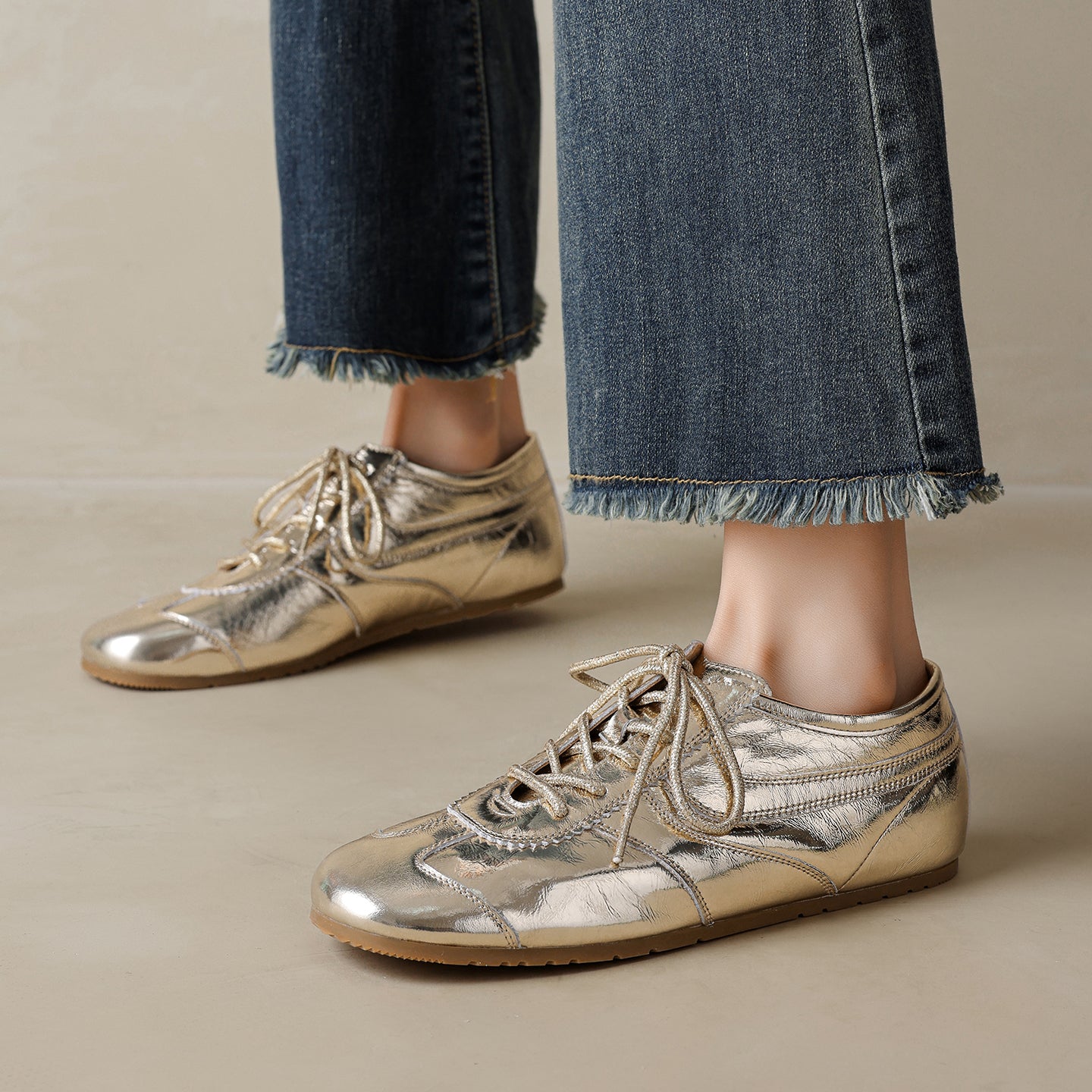 Women’s Soft Leather Flat Sneakers – Stylish Comfortable Casual Shoes