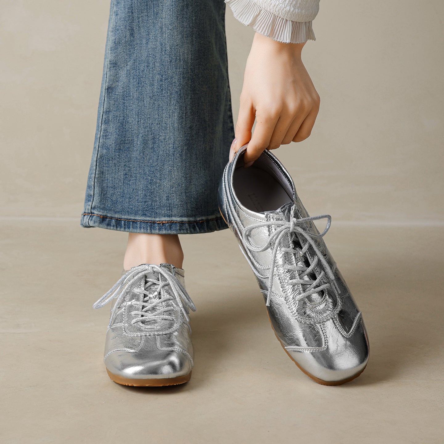 Women’s Soft Leather Flat Sneakers – Stylish Comfortable Casual Shoes