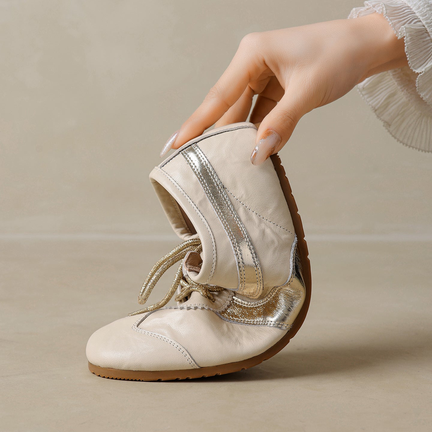 Women’s Soft Leather Flat Sneakers – Stylish Comfortable Casual Shoes