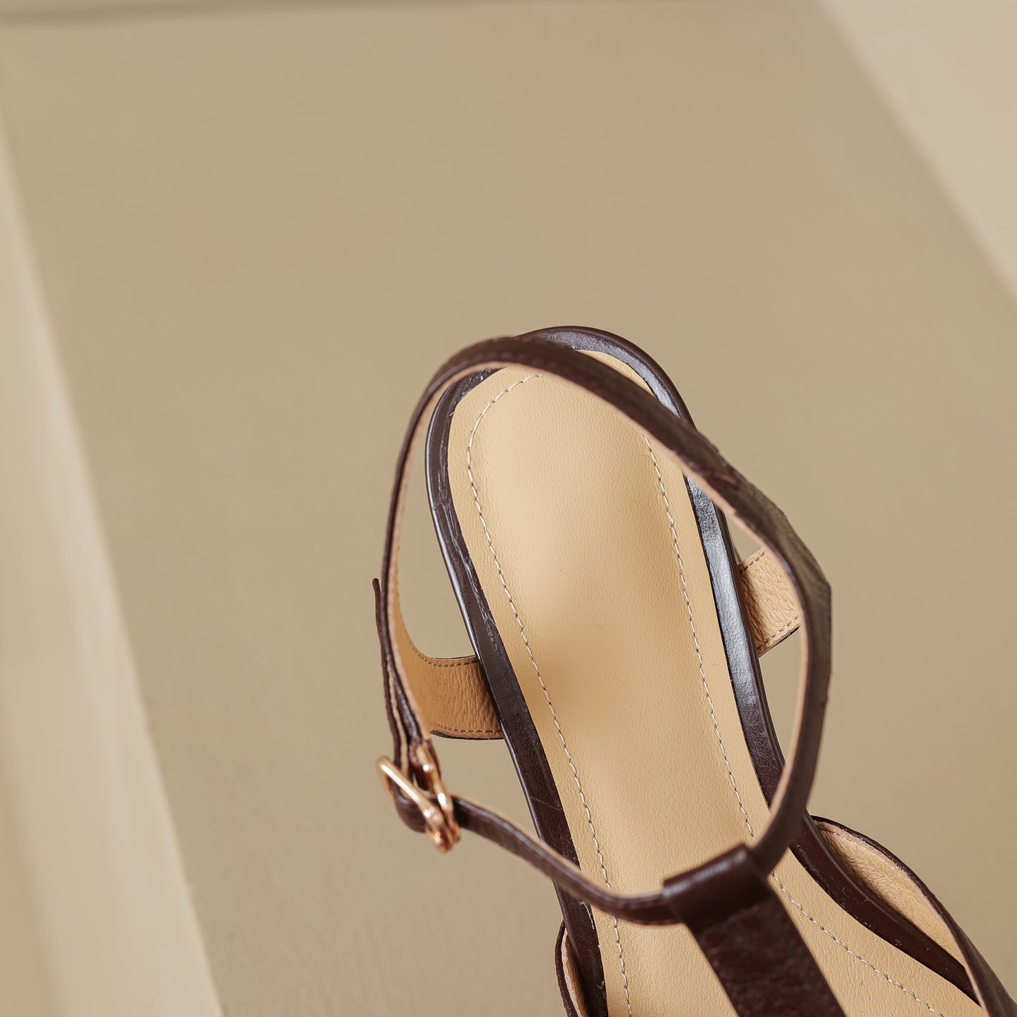 Women's Closed Toe Open Heel Retro T-Strap Buckle Chunky Sandals - RetroStep