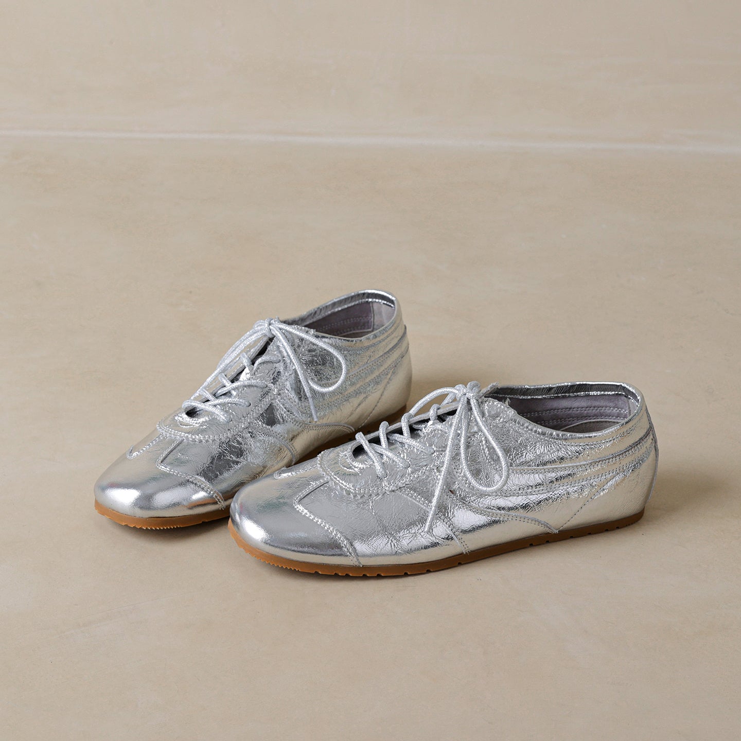 Women’s Soft Leather Flat Sneakers – Stylish Comfortable Casual Shoes