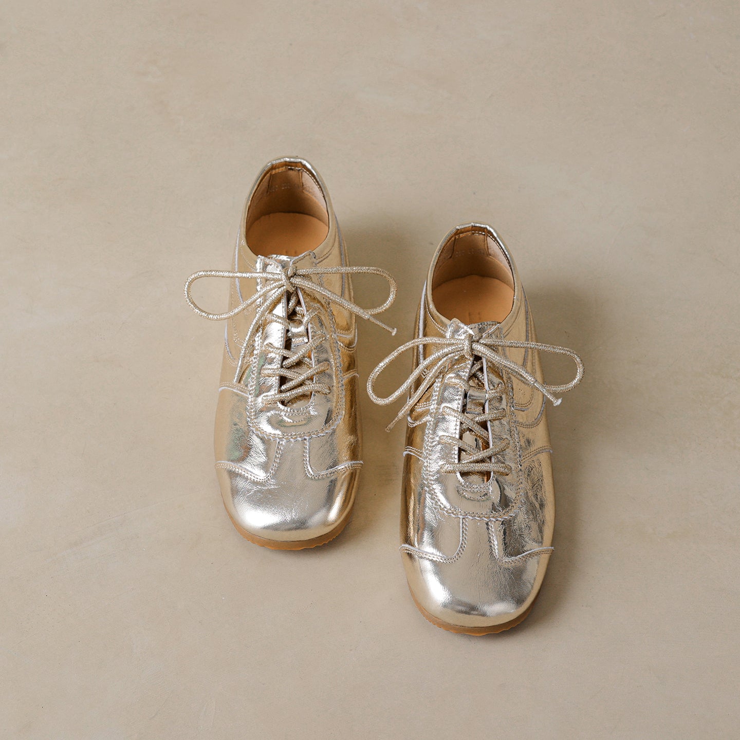 Women’s Soft Leather Flat Sneakers – Stylish Comfortable Casual Shoes