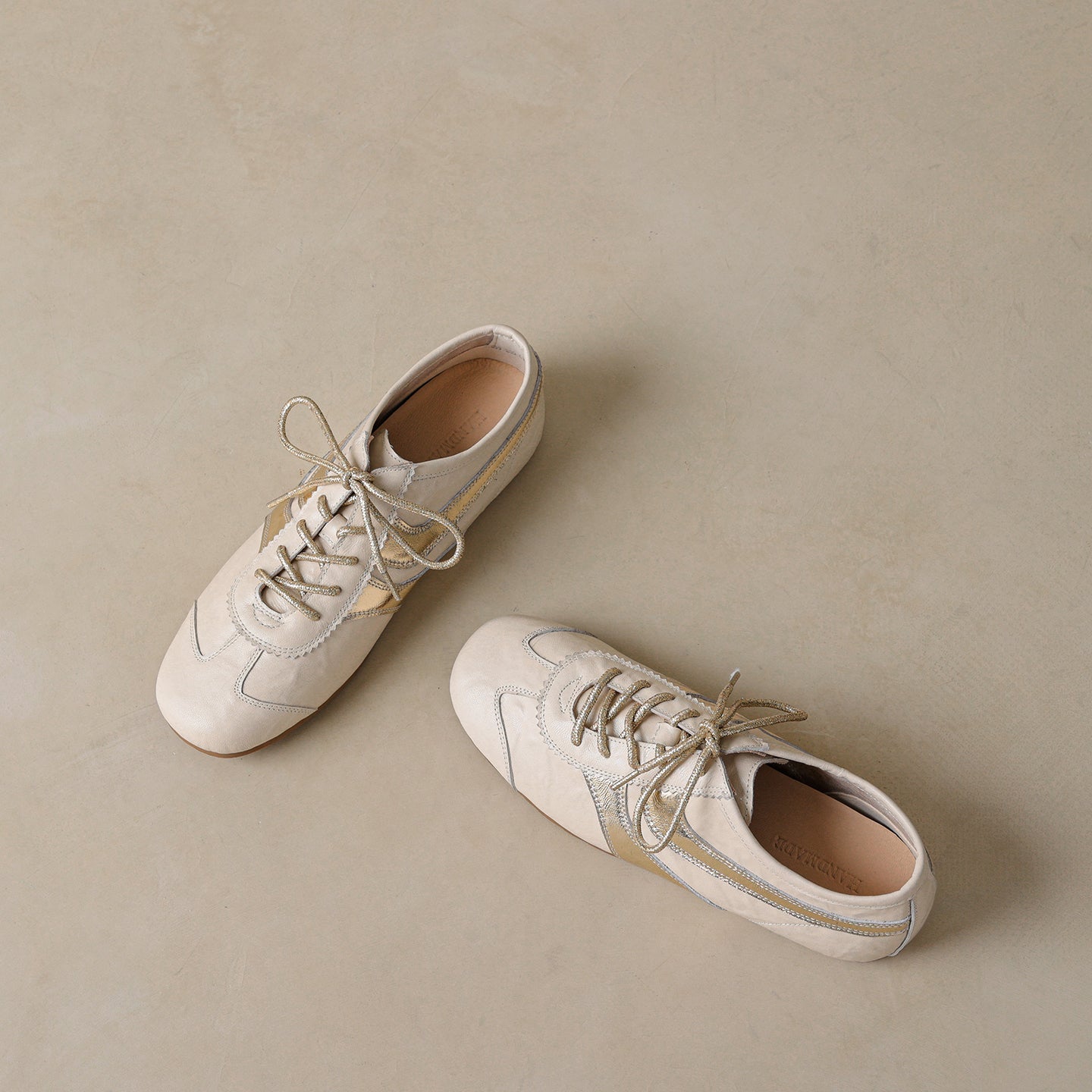 Women’s Soft Leather Flat Sneakers – Stylish Comfortable Casual Shoes