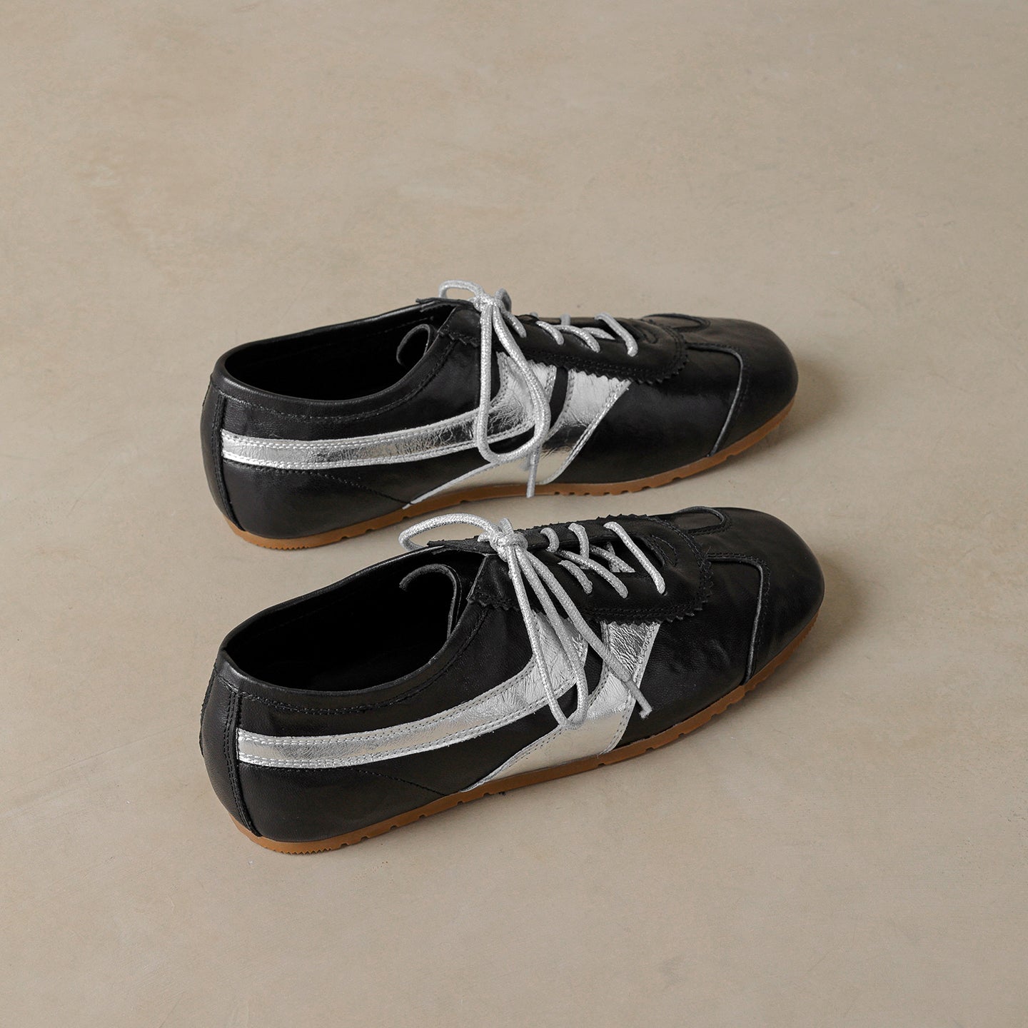 Women’s Soft Leather Flat Sneakers – Stylish Comfortable Casual Shoes