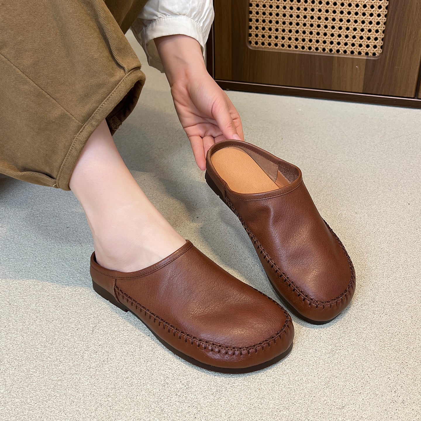 Women's Leather Flat Mules - Hand-Stitched Artisanal Design Retro Round Toe